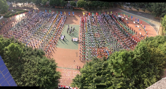 09、圖為運(yùn)動會開幕式全景