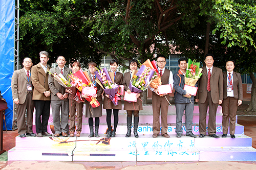 06、圖為開學(xué)典禮時(shí)學(xué)校頒獎(jiǎng)?lì)I(lǐng)導(dǎo)與優(yōu)秀教職工合影