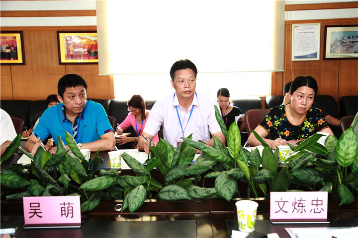 06.圖為學(xué)校戴桓標(biāo)校長(zhǎng)（中）、王開利副校長(zhǎng)（左）、集團(tuán)程琳娜主任（右）參加調(diào)研情況反饋會(huì)