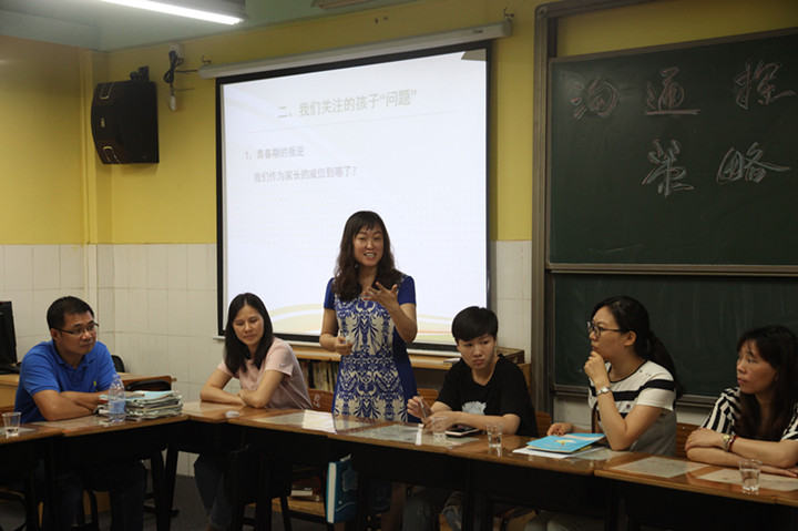 爭當(dāng)這樣的家長：為孩子做表率，與學(xué)校共育才——深圳市龍華中英文實(shí)驗(yàn)學(xué)校初中部家長會(huì)圓滿召開