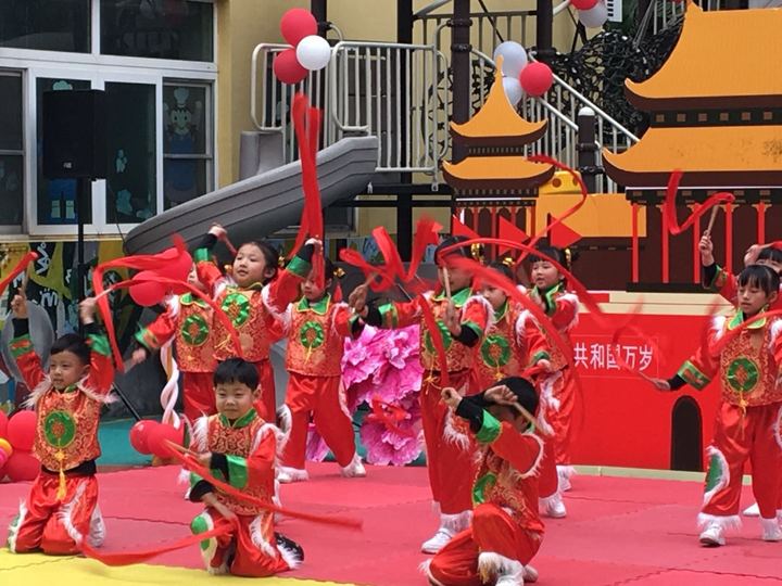 瑞狗迎春兆豐年，寶貝回園樂(lè)開顏