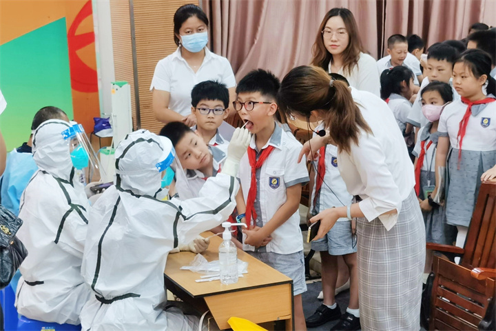 共同戰(zhàn)“疫”，龍華中英文在行動(dòng)!——學(xué)校組織志愿者支援社區(qū)防疫一線